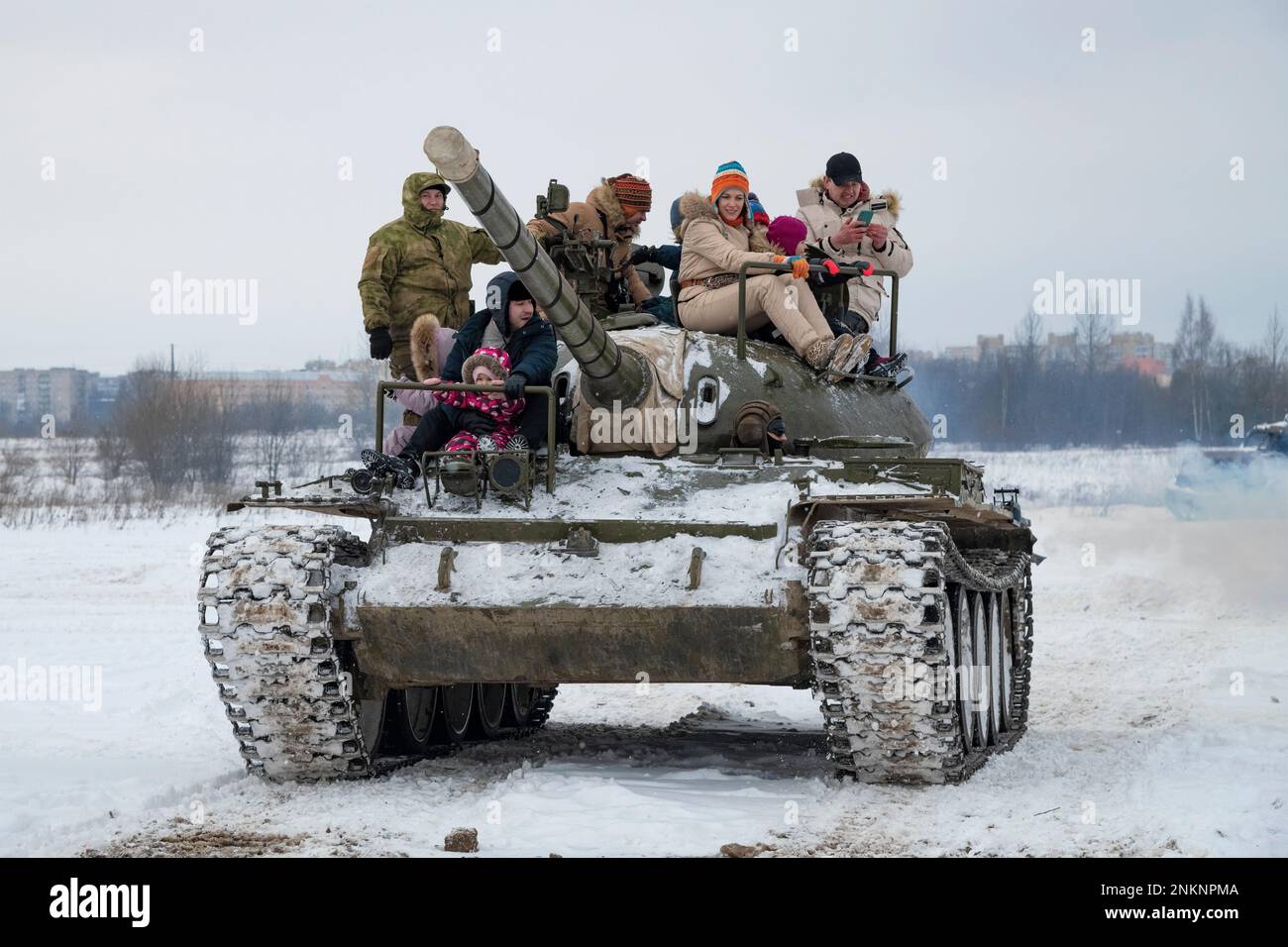 KRASNOYE SELO, RUSSIA - 19 FEBBRAIO 2023: I visitatori del parco storico militare 'Steel Landing' cavalcano un carro armato sovietico di T-54 in un pomeriggio di febbraio Foto Stock