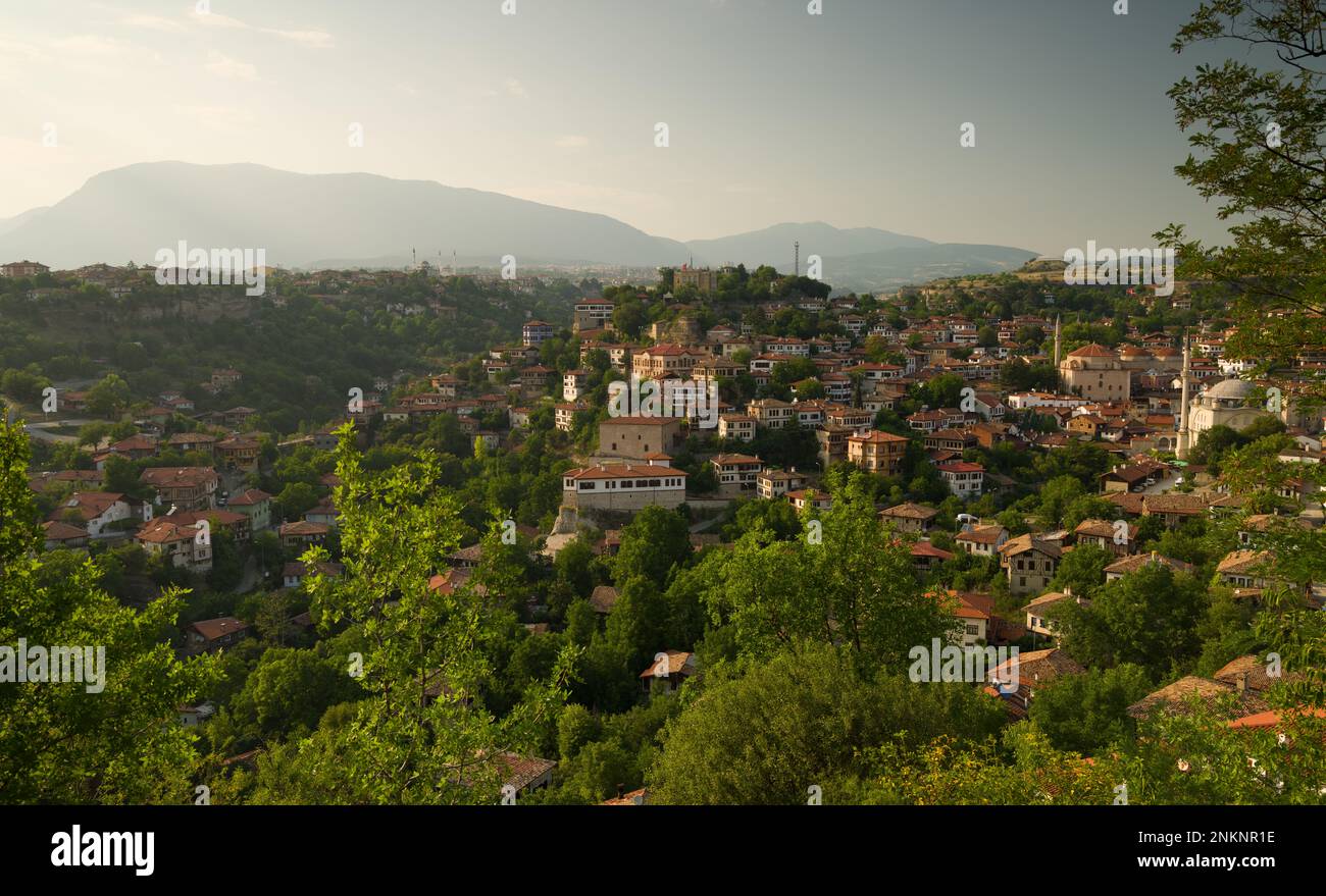 Pomeriggio nelle storiche case di Safranbolu. Stagione estiva, stile ottomano casa architettura. Città turistica nel Patrimonio Mondiale dell'UNESCO. Foto Stock