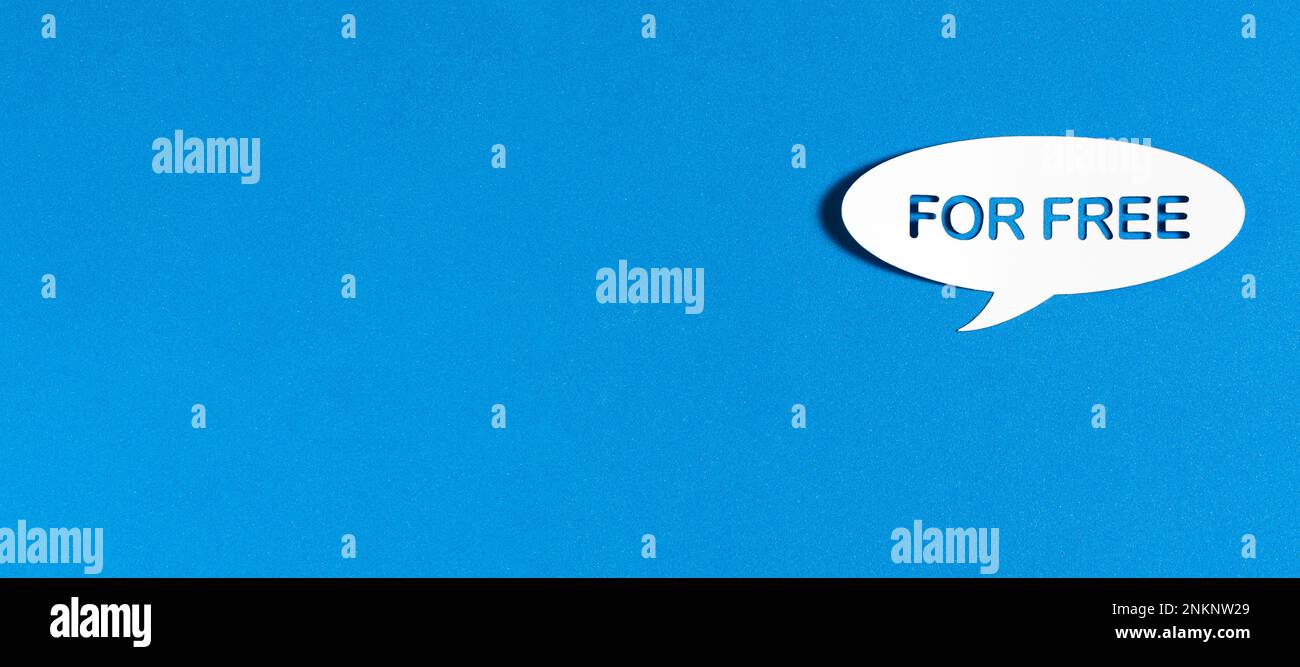 Testo in inglese libero in una bolla di linguaggio punzonata di carta su sfondo blu. Vettore fotorealistico. Illustrazione Vettoriale