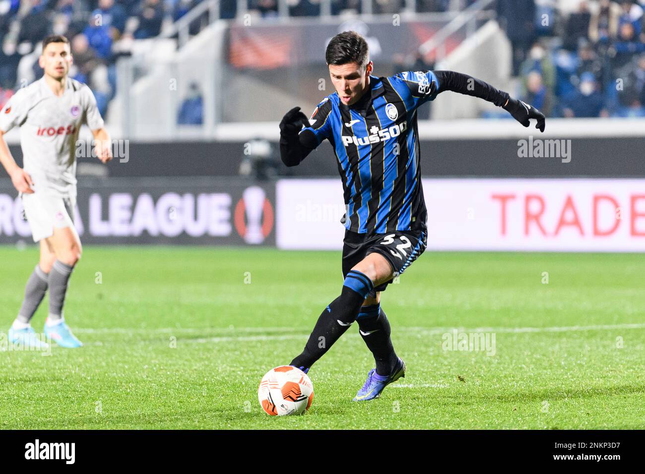 February 17, 2022, Bergamo, Italy: Bergamo, Italy - February 17: Matteo Pessina of Atalanta runs with the ball during the UEFA Europa League Knockout Round Play-Offs Leg One match between Atalanta and Olympiacos at Stadio Atleti Azzurri d'Italia on February 17, 2022 in Bergamo, Italy. (Credit Image: © Marcio Machado/ZUMA Press Wire) (Cal Sport Media via AP Images) Foto Stock