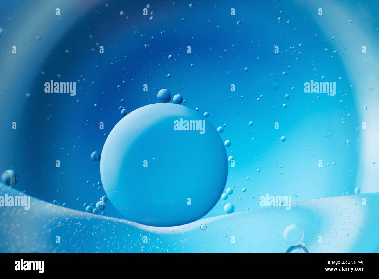 astratto sfondo azzurro con cerchi di olio . bolle d'acqua close up . bolle d'olio nella macro acqua. Foto Stock