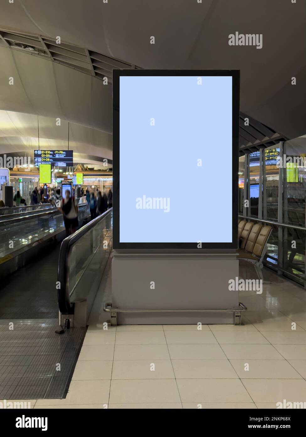 Cartellone vuoto all'interno dell'aeroporto. Billboard vuoto per la pubblicità. Foto Stock