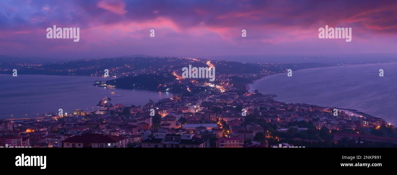 Sinop temporale crepuscolo. L'aspetto del centro della città dopo il suggestivo tramonto. Regione del Mar Nero Occidentale. Turchia Foto Stock