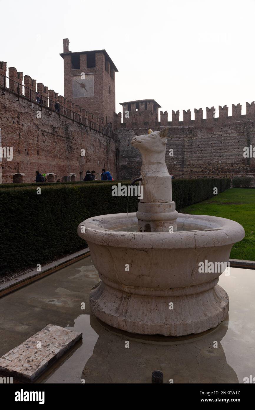 Fontana nel cortile del Museo di Castelvecchio a Verona Foto Stock