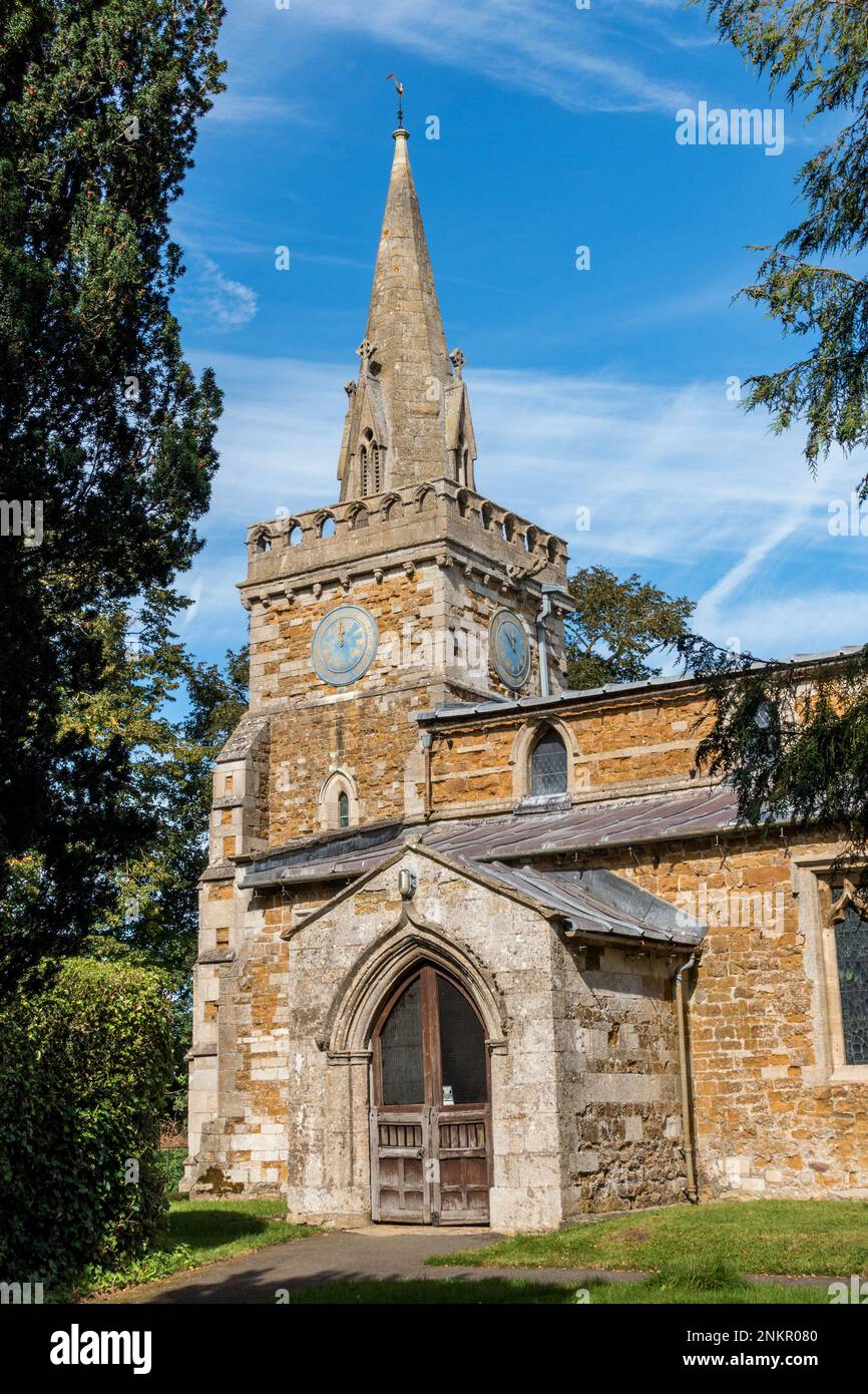 Esterno della piccola chiesa parrocchiale inglese di St Mary the Virgin, Burrough on the Hill, Leicestershire, Inghilterra, Regno Unito Foto Stock