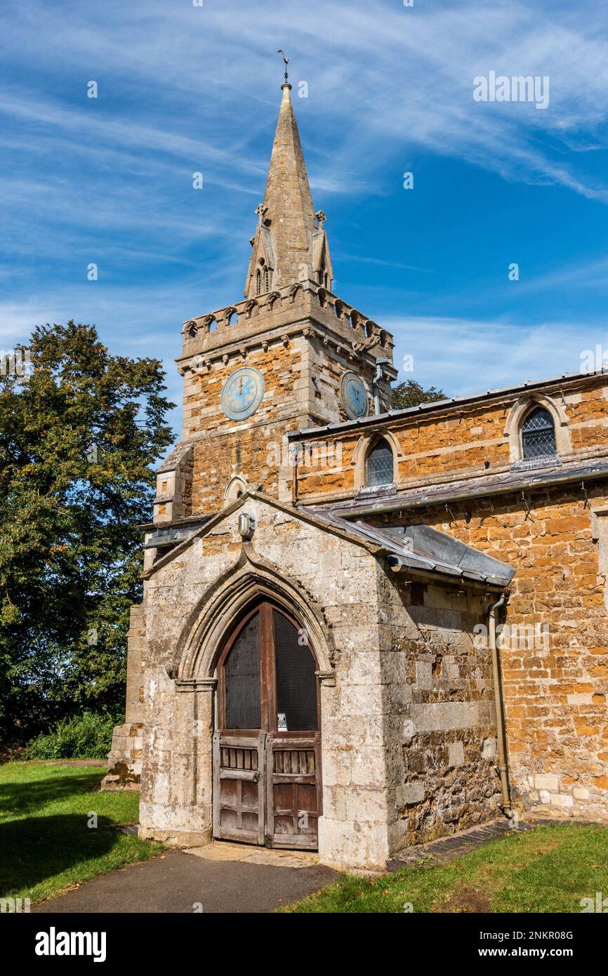 Esterno della piccola chiesa parrocchiale inglese di St Mary the Virgin, Burrough on the Hill, Leicestershire, Inghilterra, Regno Unito Foto Stock