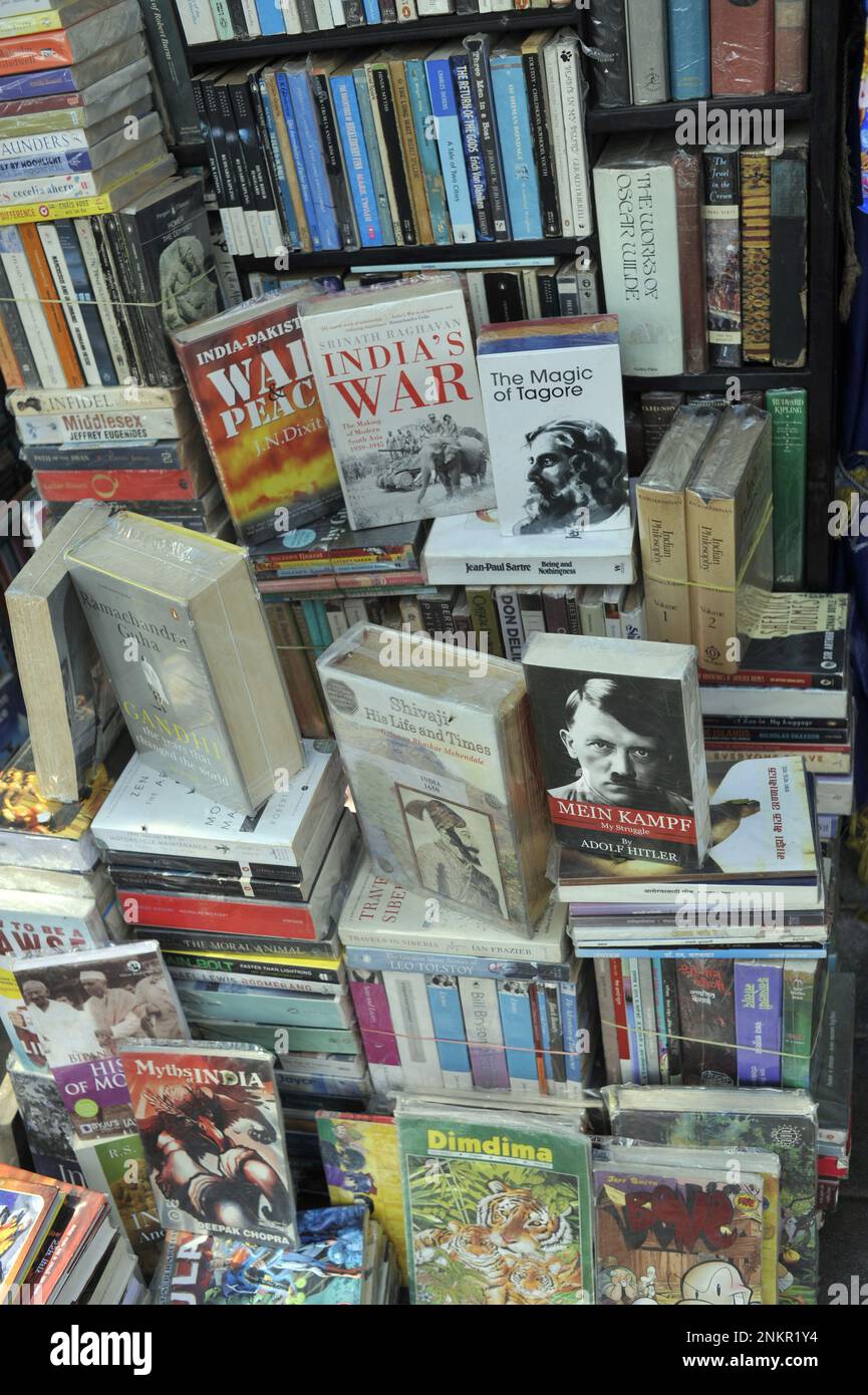 INDIA. MAHARASTHRA. MUMBAI (BOMBAY) UNA LIBRERIA DI STRADA VENDE UNA COPIA DEL LIBRO DI ADOLPHE HITLER, MEIN KAMPF Foto Stock