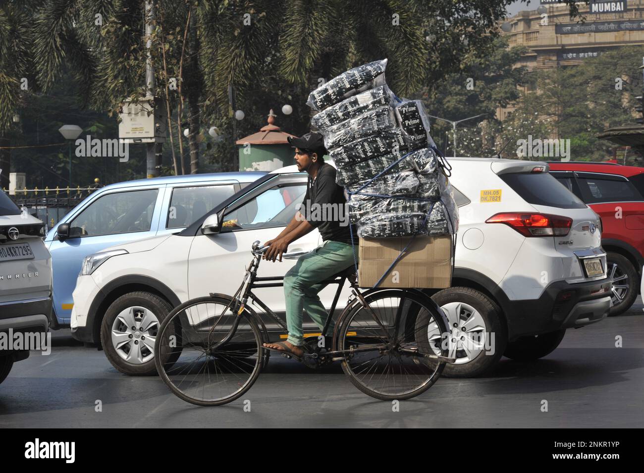 INDIA. MAHARASTHRA. CONSEGNA BICI A MUMBAI (BOMBAY) Foto Stock