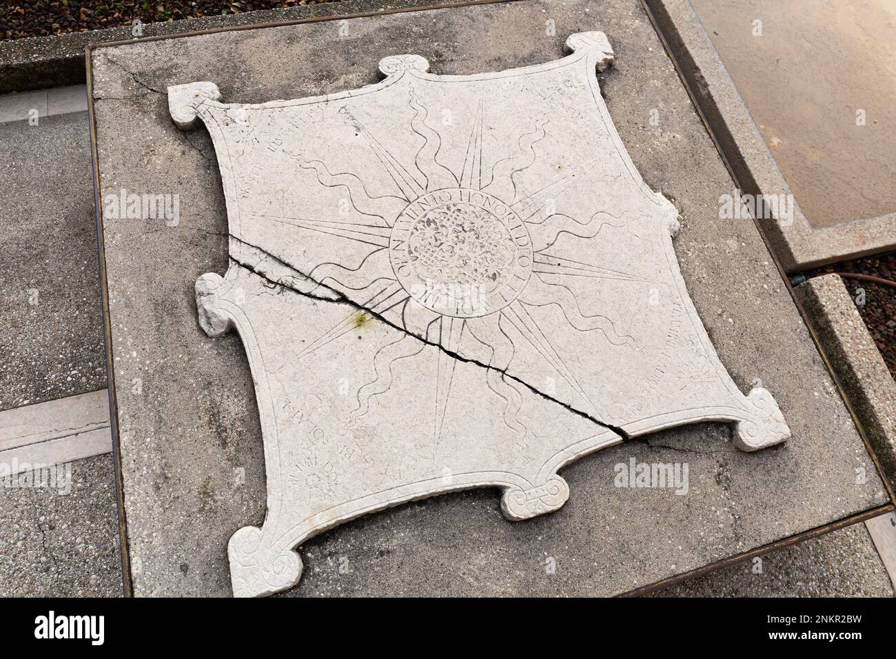 Meridiana in pietra incrinata a forma di rotolo. Dettaglio del segnatempo storico, probabilmente Castelvecchio, Verona. Foto Stock