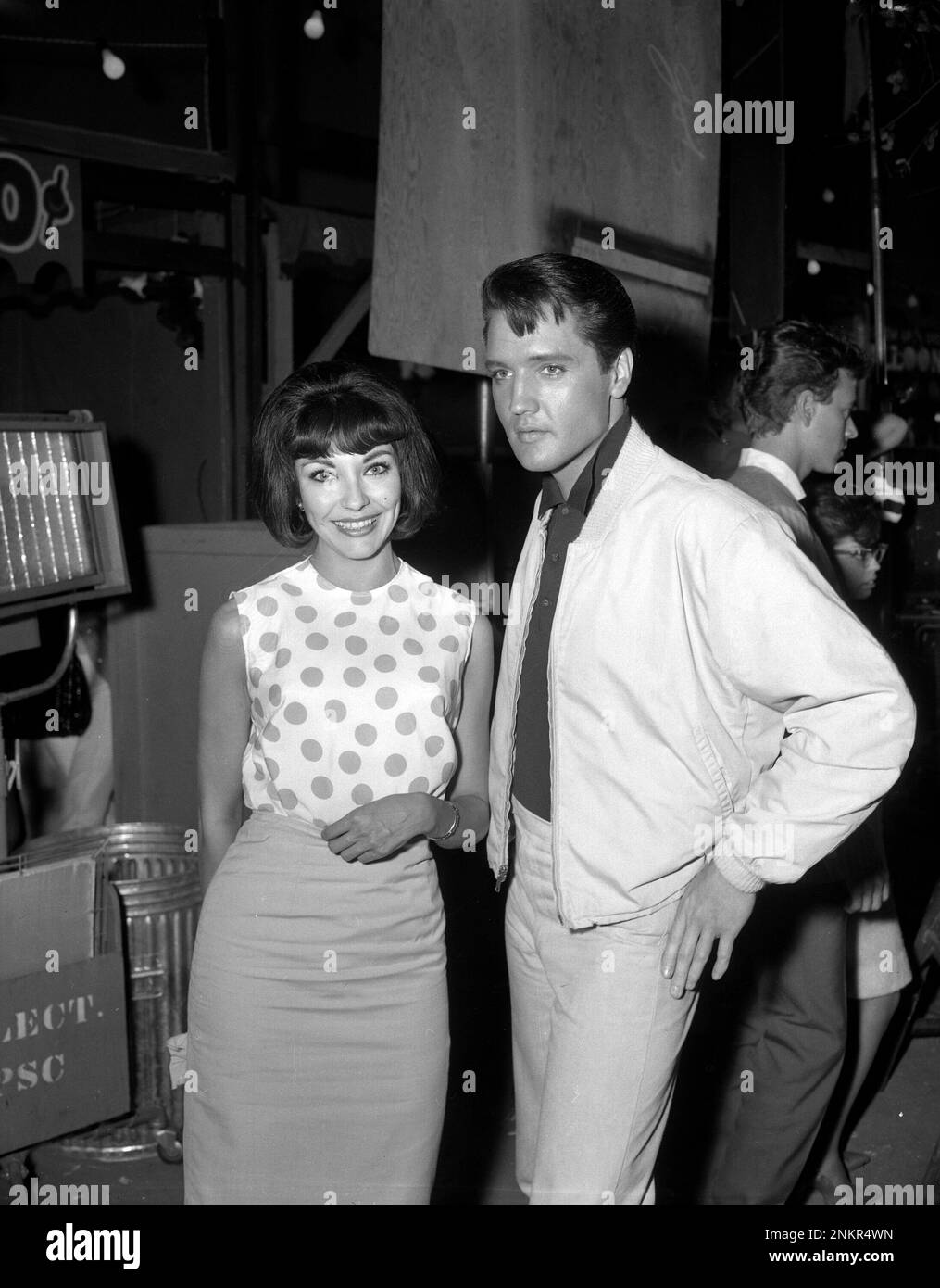 Wilda Taylor ed Elvis Presley al set per Roustabout, 1964 Foto Stock