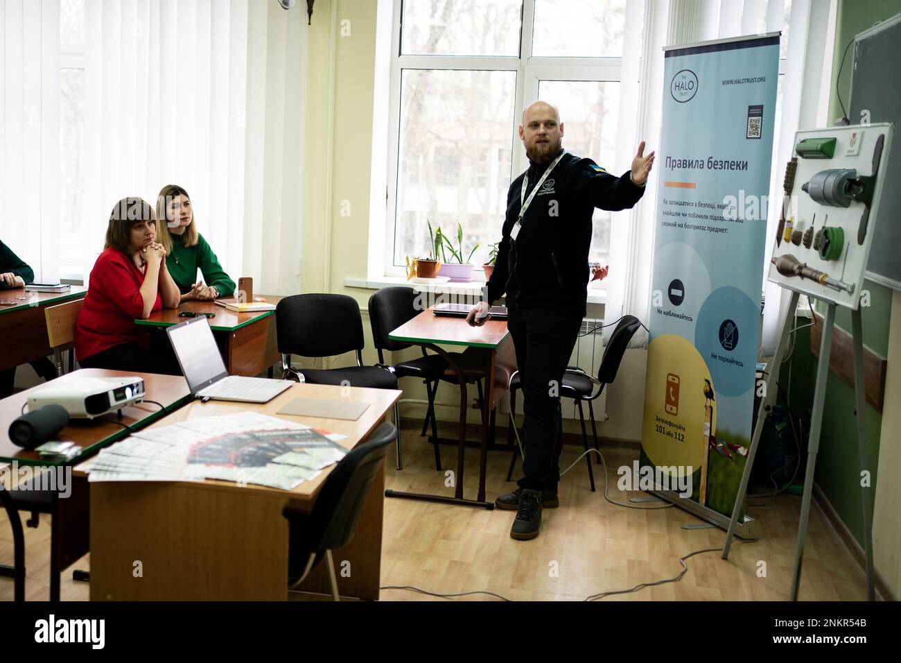 Un membro dell'Halo Trust tiene una lezione educativa agli insegnanti sulla bonifica delle mine terrestri, per informare ed educare sui rischi e su cosa fare quando si trova in Irpin. I membri del Halo Trust saranno in vista del primo anniversario dell'invasione russa dell'Ucraina, in vista del primo anniversario del venerdì, in occasione del primo anniversario dell'invasione russa, alla periferia di Kyiv, un'area precedentemente occupata dalle truppe russe. Data immagine: Mercoledì 22 febbraio 2023. Foto Stock