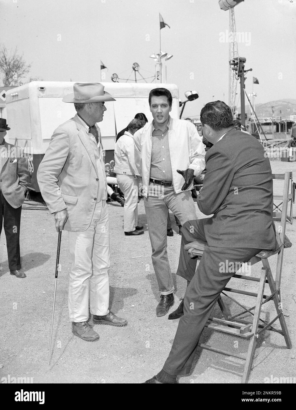 Elvis Presley intervistato da Walter Rainbird al set per Roustabout 1964 Foto Stock