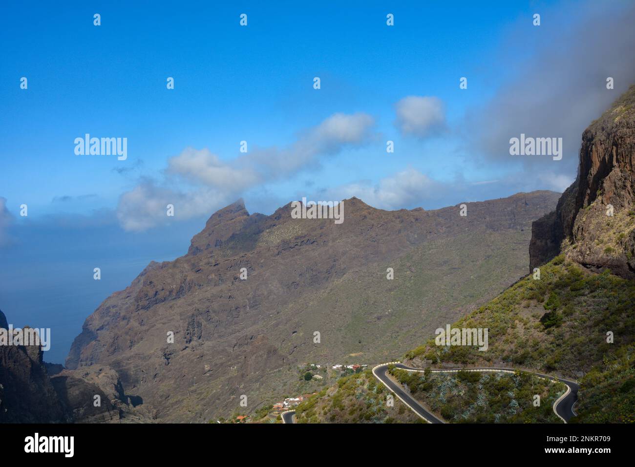 Teno montagne e la strada a serpentina a Masca sulle Canarie di Tenerife, Spagna, Europa Foto Stock