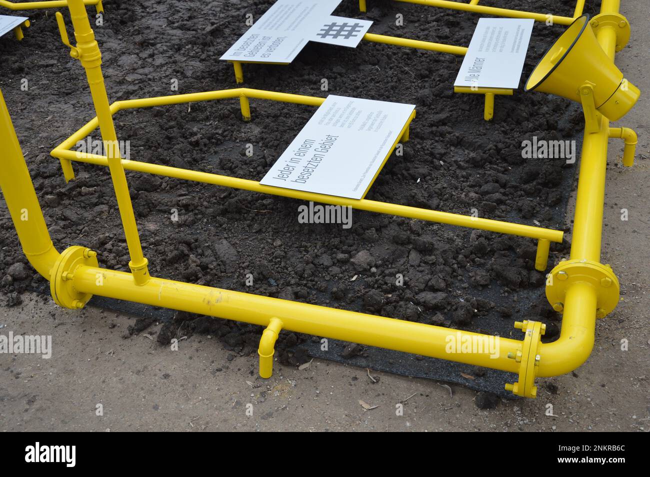 Berlino, Germania - 23 febbraio 2023 - Installazione di 'Russkiy Mir' davanti all'Ambasciata Russa a Unter den Linden. (Marku Rainer Peltonen) Foto Stock