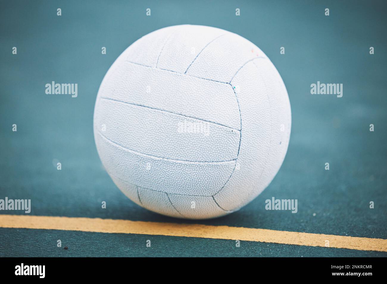 Netball sul pavimento su un campo sportivo per una partita, allenamento o esercizio all'aperto su un campo. Sport, fitness e palla bianca sul terreno per una partita Foto Stock