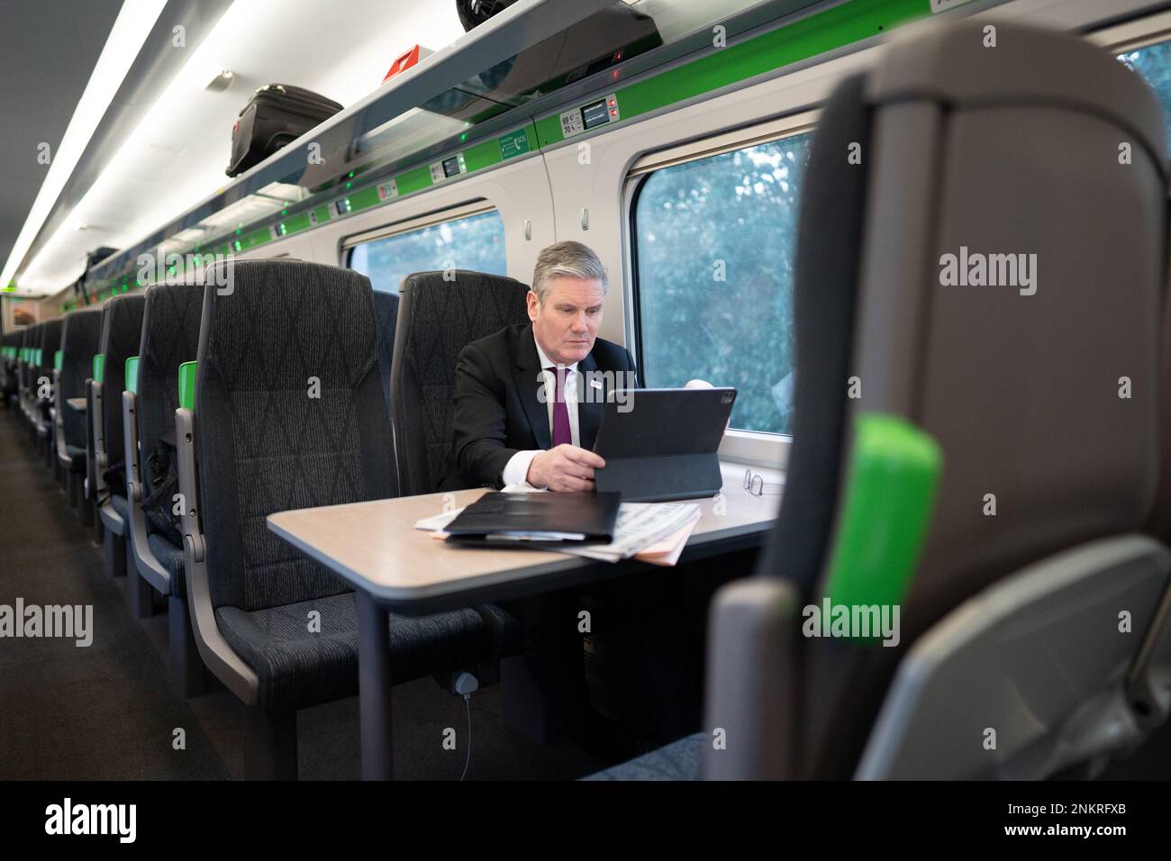 Il leader del partito laburista Sir Keir Starmer si reca a Cardiff, in Galles, dove incontrerà i membri della comunità Ucraina, prima di osservare un minuto di silenzio per celebrare il primo anniversario dell'invasione russa dell'Ucraina. Data immagine: Venerdì 24 febbraio 2023. Foto Stock