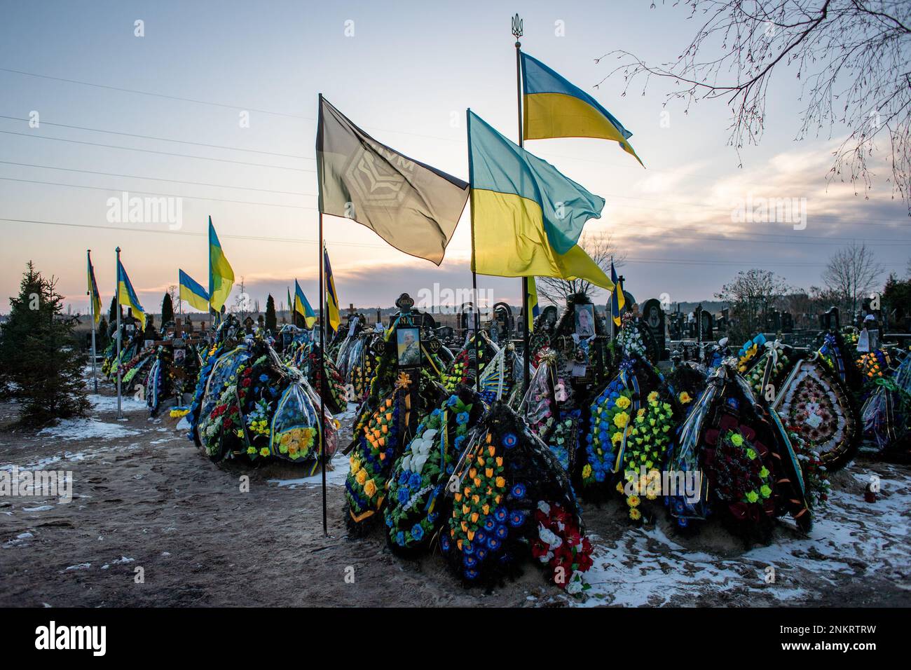 Tombe di soldati ucraini uccisi durante l'invasione russa nel cimitero di Buca, Ucraina, 23 febbraio 2023. (Foto CTK/Vladimir Prycek) Foto Stock