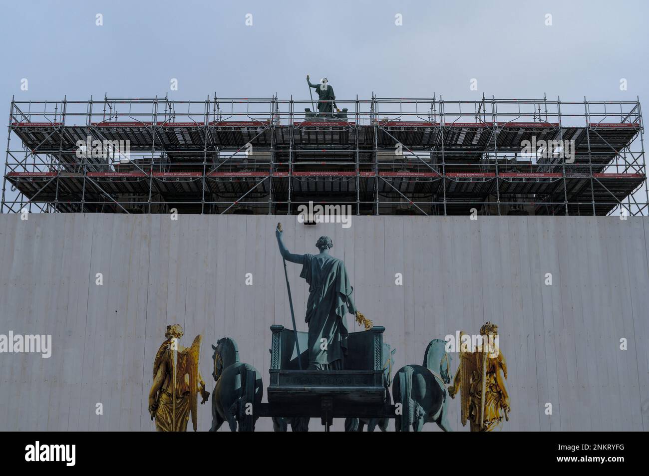 Arco trionfale del Carousel che attraversa le riparazioni durante l'inverno a Parigi Foto Stock
