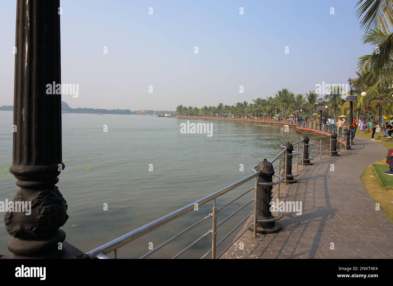 Il lago è circondato da un sentiero pavimentato con ringhiere di sicurezza. Giorno di sole. Foto Stock