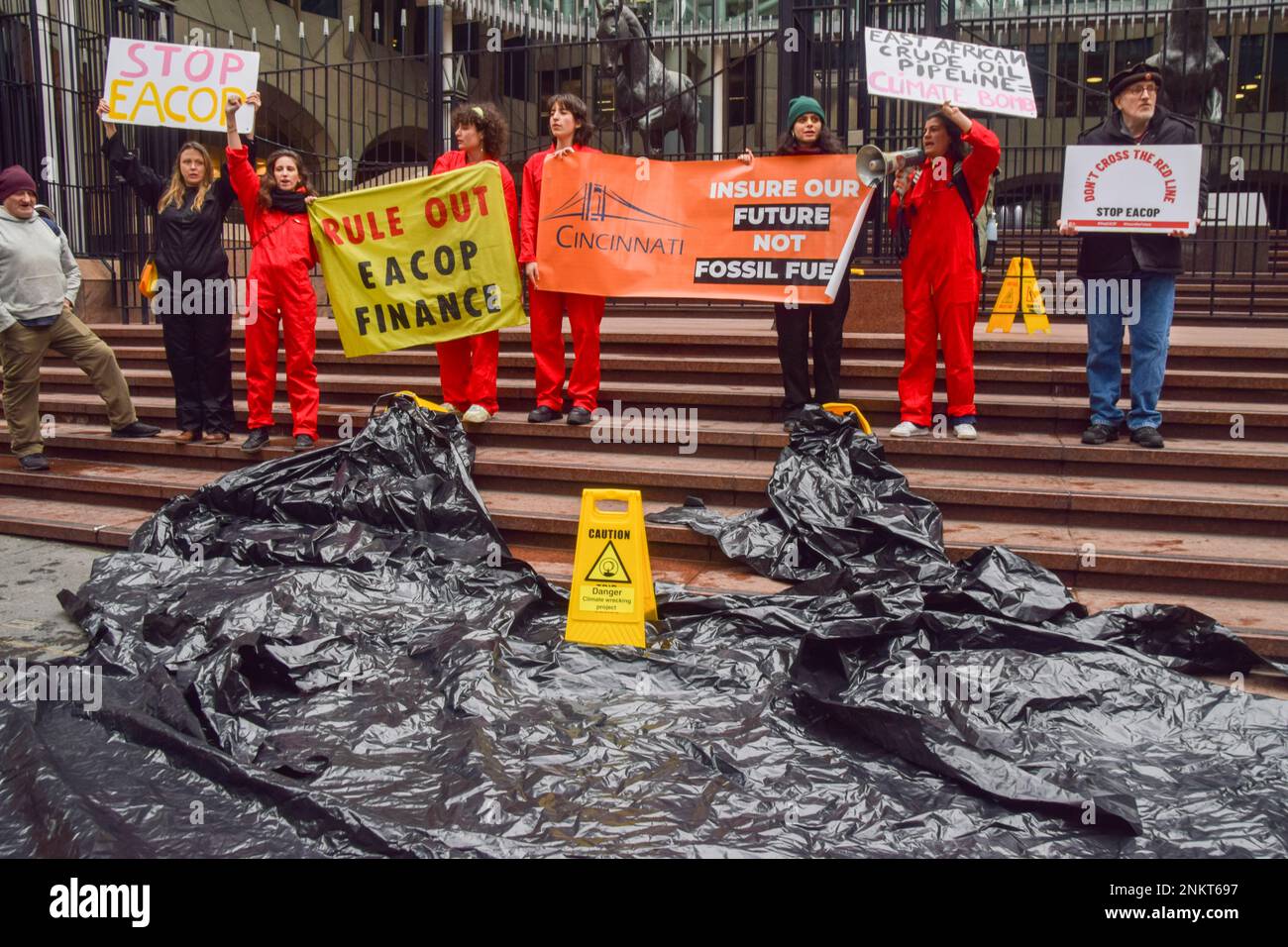 Londra, Regno Unito. 23rd febbraio 2023. Manifestanti al di fuori della Cincinnati Insurance. Gli attivisti del clima hanno organizzato una protesta contro l'EACOP (East African grezza Oil Pipeline) al di fuori degli uffici Talbot e Cincinnati Insurance nella City of London, chiedendo alle compagnie di rifiutare l'assicurazione per il progetto. Foto Stock