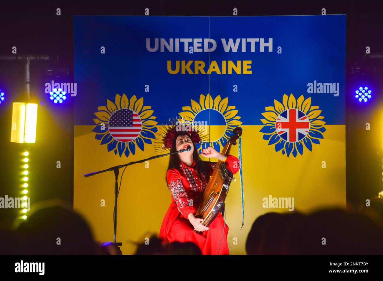 Londra, Regno Unito. 23rd febbraio 2023. Un musicista ucraino si esibisce alla veglia United with Ukraine in Trafalgar Square. Migliaia di persone si sono riunite e vari artisti e oratori hanno preso la scena alla vigilia del primo anniversario dell’invasione russa dell’Ucraina. Foto Stock