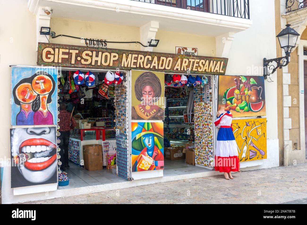 Negozio d'arte e di articoli da regalo nel centro storico, Calle Arzobispo Meriño, Santo Domingo, Repubblica Dominicana, grandi Antille, Caraibi Foto Stock