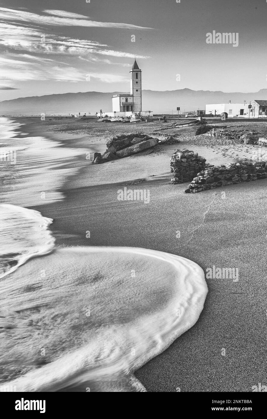 La chiesa di Las Salinas sulla spiaggia di Las Salinas, il Parco naturale Cabo de Gata-Nijar, la provincia di Almeria, Andalusia, Spagna Foto Stock