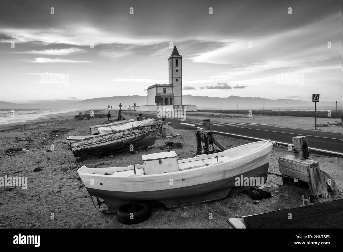 Barche da pesca sulla spiaggia di Las Salinas e chiesa di Las Salinas, Parco naturale Cabo de Gata-Nijar provincia di Almeria, Andalusia, Spagna Foto Stock