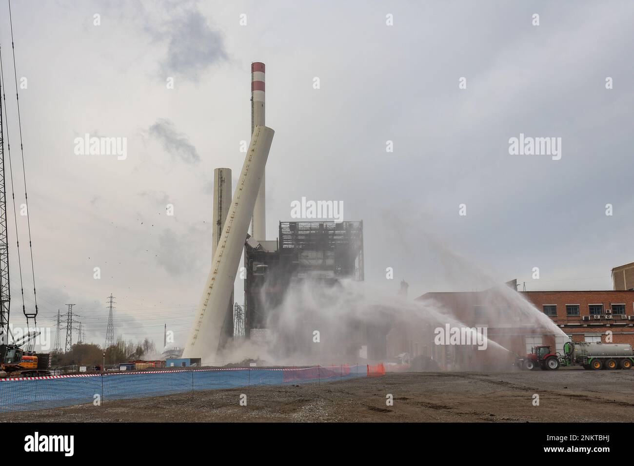 Il primo camino della centrale di Les Awirs a Flemall si svolge venerdì 24 febbraio 2023. LA centrale elettrica DI ENGIE Electrabel, situata accanto al fiume Mosa, commissionata nel 1951, fu chiusa nel 2020. L'azienda sta ancora cercando come il sito verrà utilizzato in futuro. FOTO DI BELGA BRUNO FAHY Foto Stock