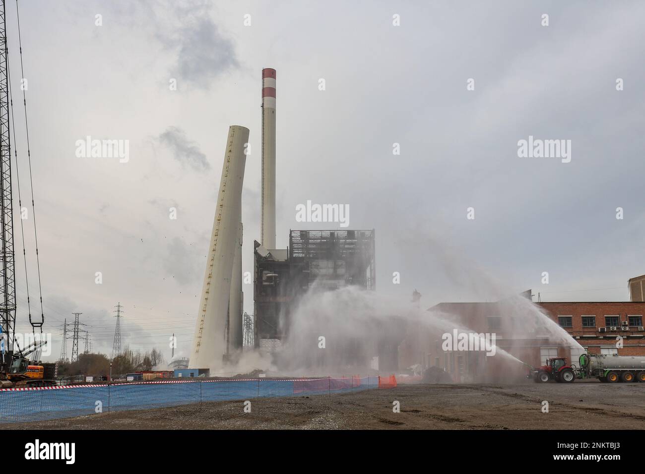 Il primo camino della centrale di Les Awirs a Flemall si svolge venerdì 24 febbraio 2023. LA centrale elettrica DI ENGIE Electrabel, situata accanto al fiume Mosa, commissionata nel 1951, fu chiusa nel 2020. L'azienda sta ancora cercando come il sito verrà utilizzato in futuro. FOTO DI BELGA BRUNO FAHY Foto Stock