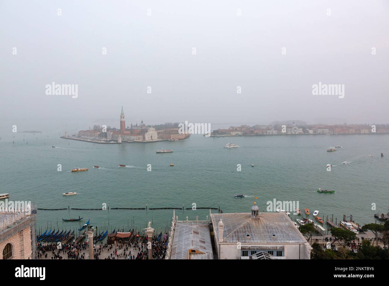 Vista dell'isola di San Giorgio maggiore dal campanile di San Marco in un pomeriggio nebbioso Foto Stock