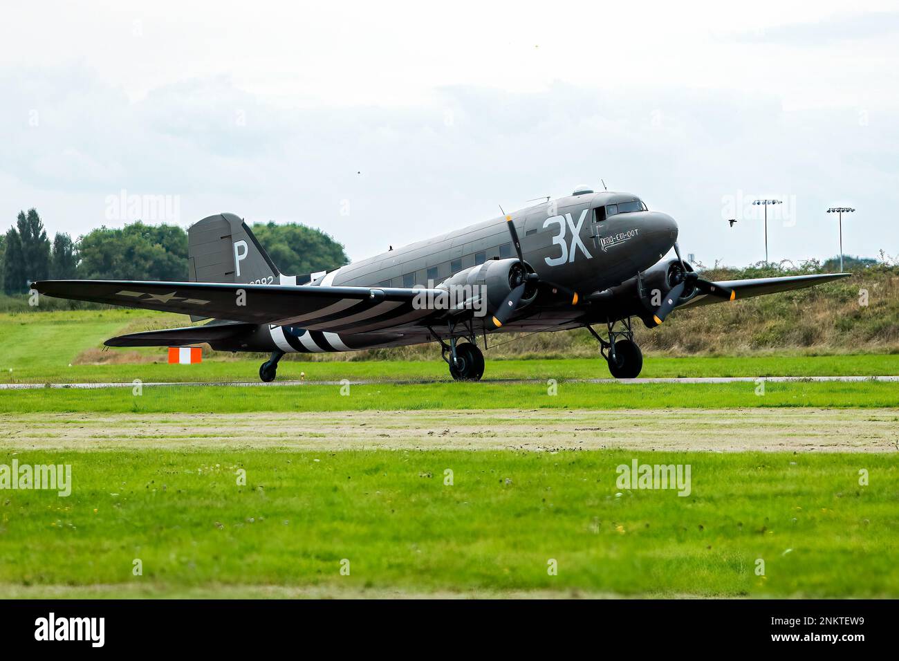 Il Douglas C-47 Skytrain o Dakota (designazione RAF) è un velivolo da trasporto militare sviluppato dall'aereo civile da carico Douglas DC-3 di linea aerea dimostrato al Shoreham Airshow, Shoreham Airport, East Sussex, UK. 30th agosto 2014 Foto Stock