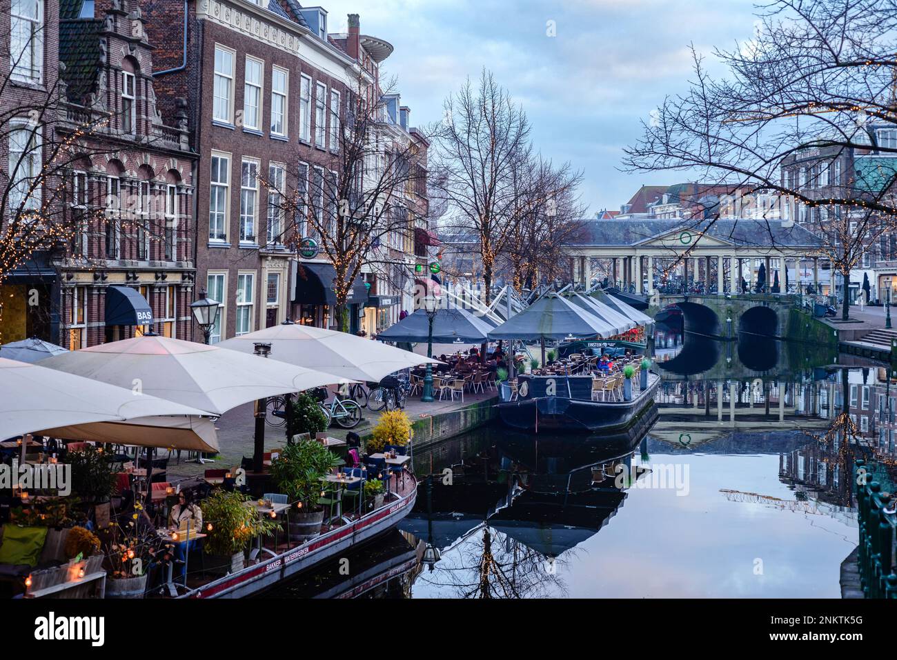 29 novembre 2022, Leiden, Paesi Bassi, vista panoramica di Leiden su Cornbridge sul New Rhine con terrazze lungo i canali durante una bella serata. Foto Stock