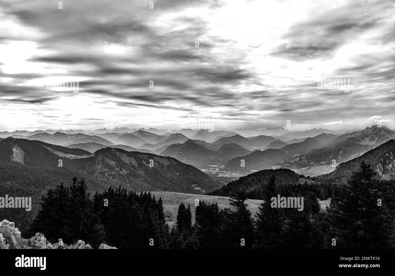 Bergblick vom Fockenstein,Tegernsee,Horizont,Himmel,Wolken,bianco e nero,Weite,Panorama,Berge Foto Stock