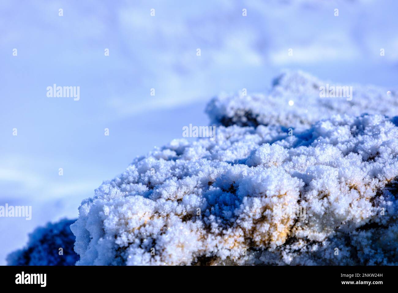 Neve ghiacciata su una roccia. Alpi Svizzere, Giuderia, Svizzera Foto Stock