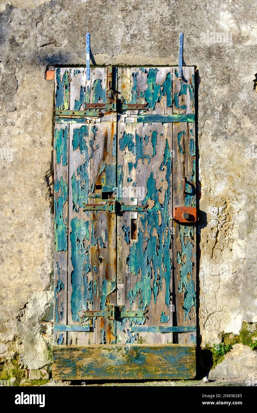 Vecchia porta in legno in Italia Foto Stock