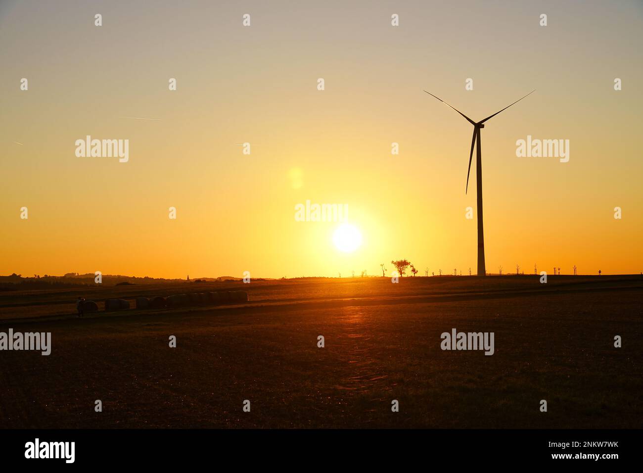 turbina eolica onshore su un prato al tramonto. Energia rinnovabile. Elettricità pulita. Foto del paesaggio industriale Foto Stock