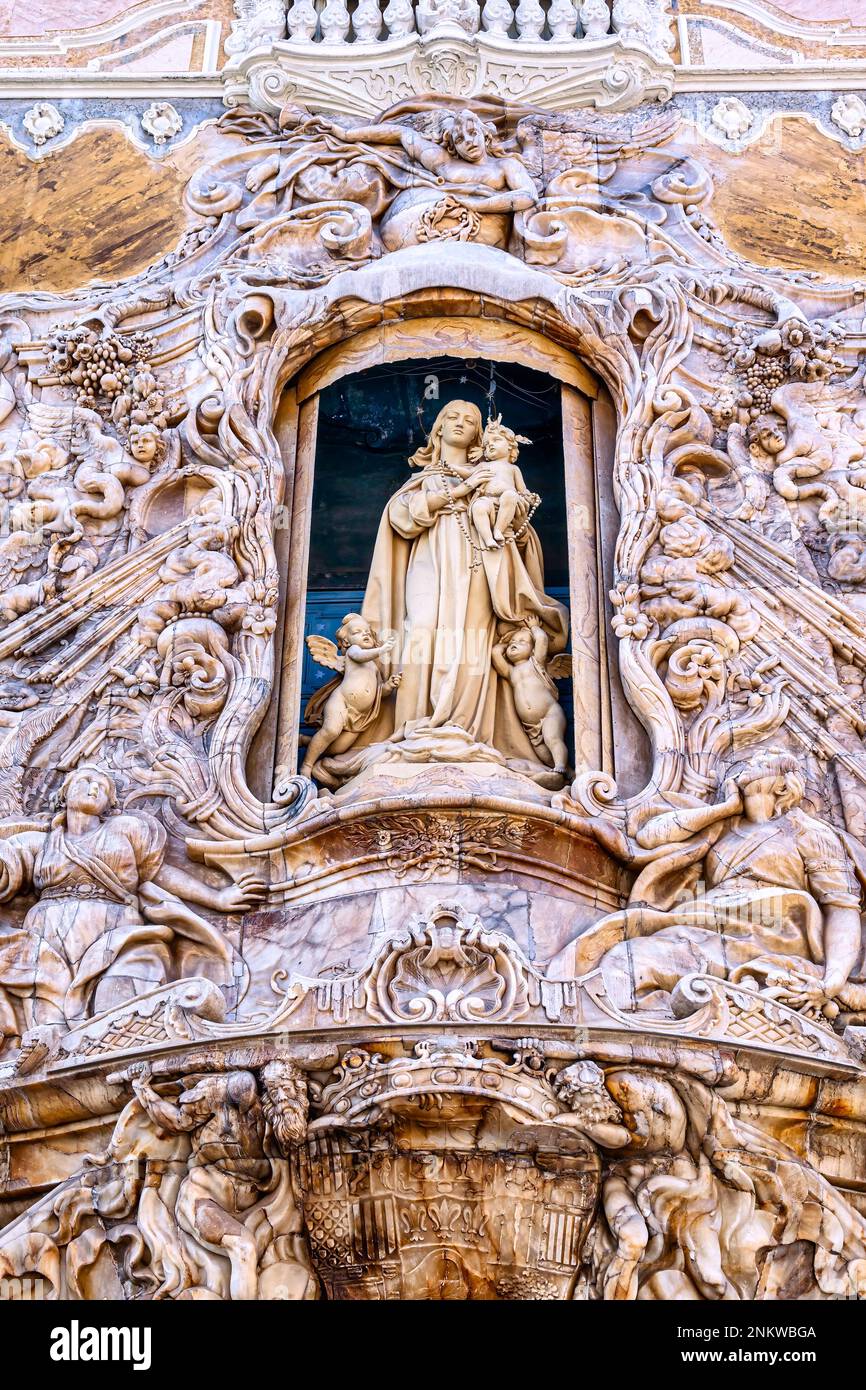 Palazzo dei Marqués de Dos Aguas. Scultura religiosa della vergine in cima alla porta principale. Dettagli architettonici esterni nel famoso edificio. Foto Stock