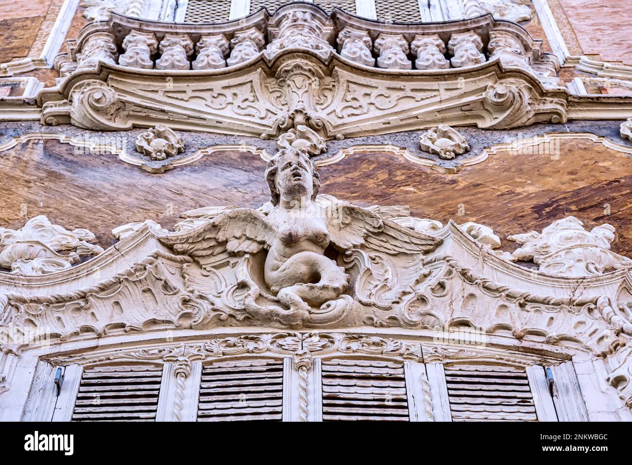 Palazzo dei Marqués de Dos Aguas. Decorazione sulla parte superiore di una finestra. Dettagli architettonici esterni nel famoso edificio. Foto Stock