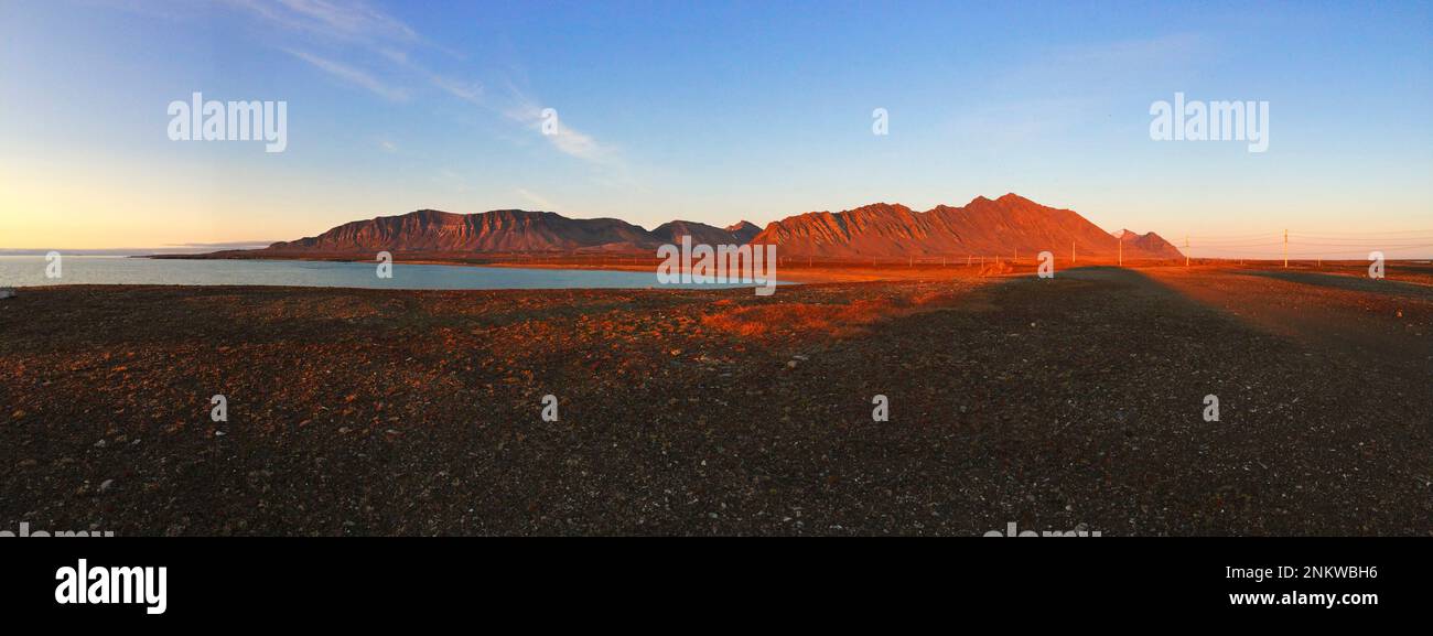 Catena montuosa vicino alla stazione radio al sole di mezzanotte la sera. Stazione radio, Svalbard, Spitsbergen, Stazione radio Norvegia, Svalbard, Spitzb Foto Stock