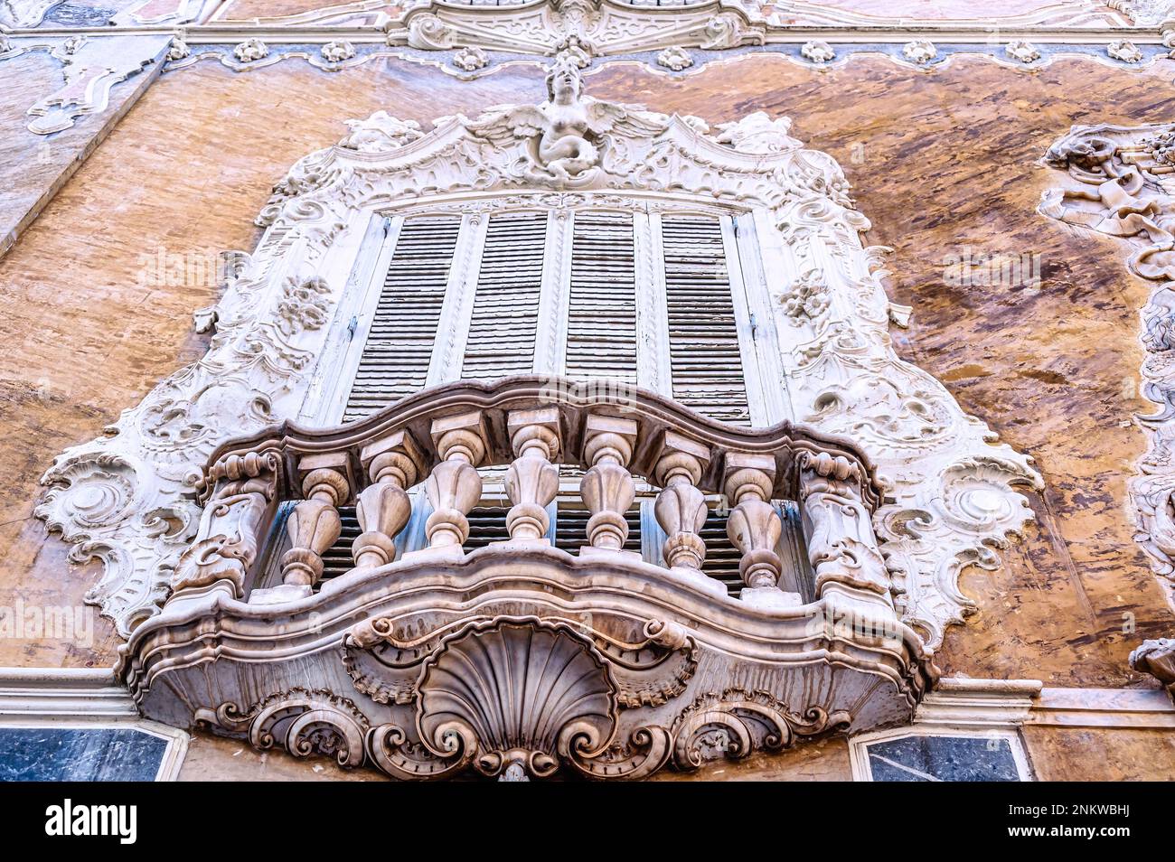 Palazzo dei Marqués de Dos Aguas. Vista ad angolo basso di una finestra. Dettagli architettonici esterni nel famoso edificio. Foto Stock