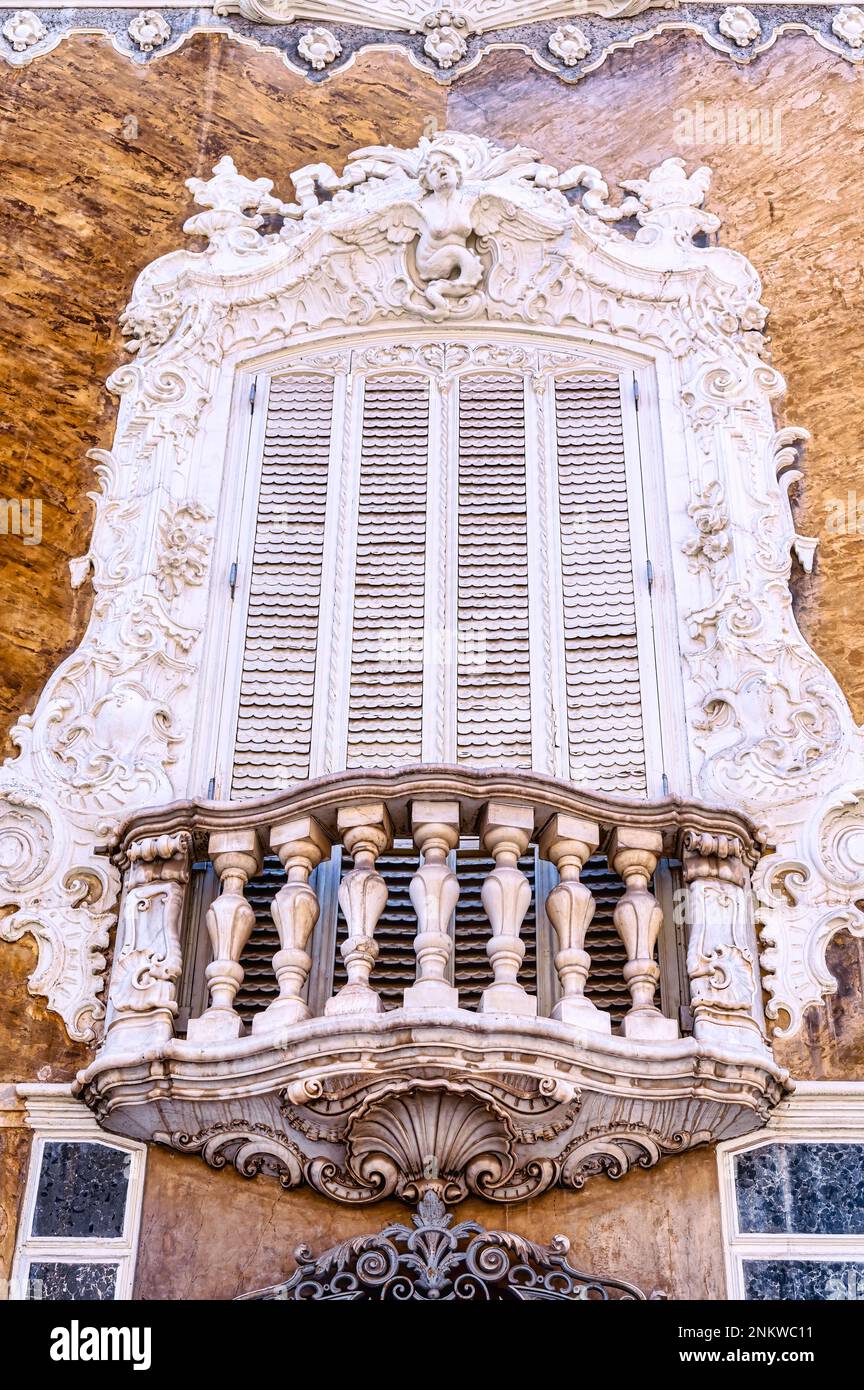 Palazzo dei Marqués de Dos Aguas. Vista ad angolo basso di una finestra. Dettagli architettonici esterni nel famoso edificio. Foto Stock