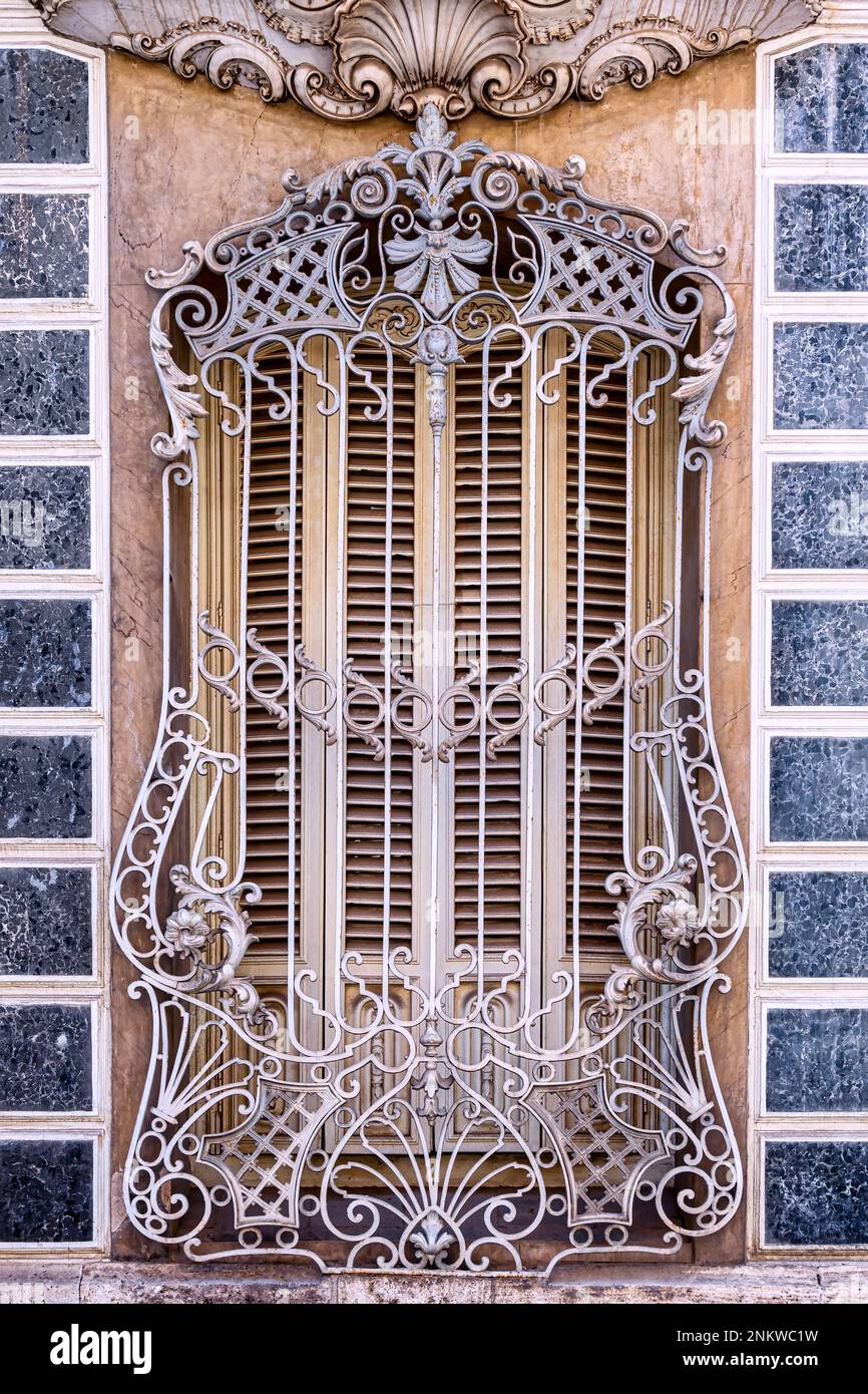 Palazzo dei Marqués de Dos Aguas. Metallo che protegge una finestra inferiore. Dettagli architettonici esterni nel famoso edificio. Foto Stock