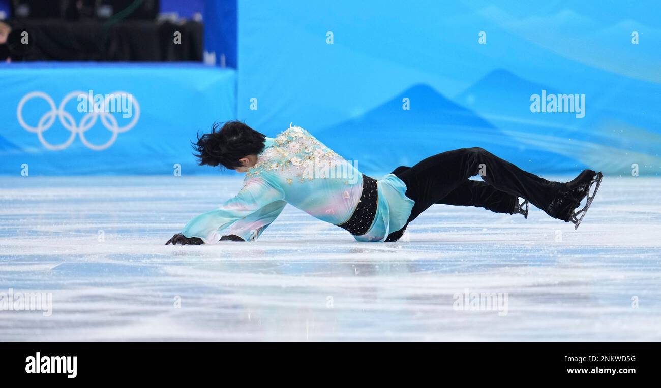 Yuzuru Hanyu of Japan challenges the quadruple axel jump during the Men Single Skating Free Skating at Capital Indoor Stadium in Beijing, China on February 10, 2022. Hanyu fell and was judged to be under-rotated, but was certified as quadruple axel jump for the first time in history. ( The Yomiuri Shimbun via AP Images ) Foto Stock