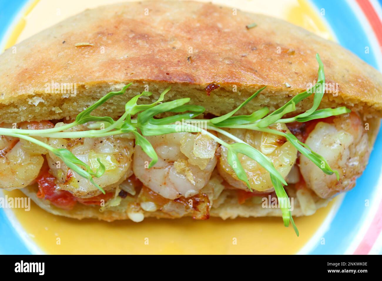 Primo piano di un appetitoso panino alle erbe po Boy Sandwich con Spinach Microgreens di acqua di raccolta fresca Foto Stock