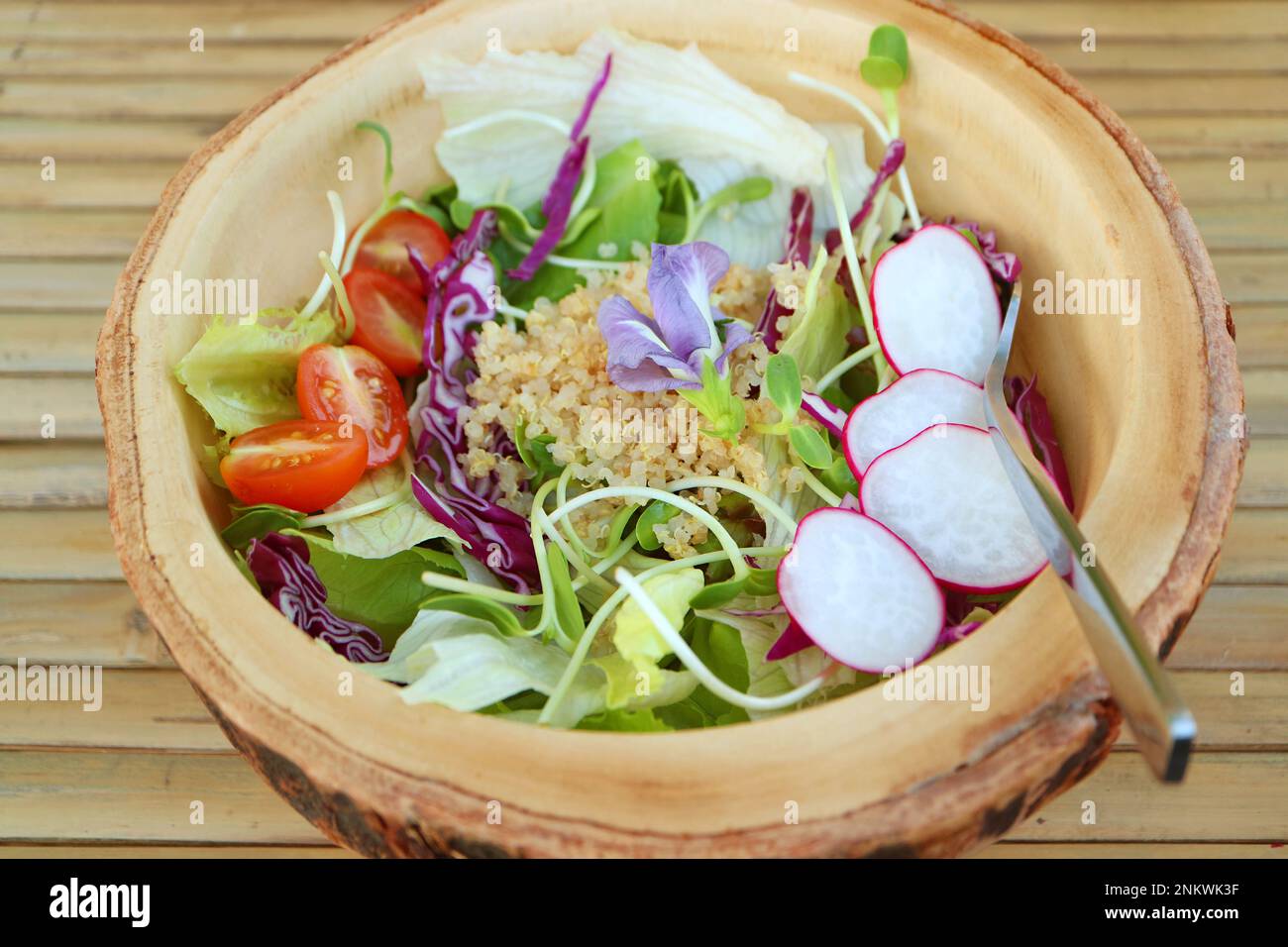 Quinoa e verdure colorate insalata in una ciotola di legno Foto Stock