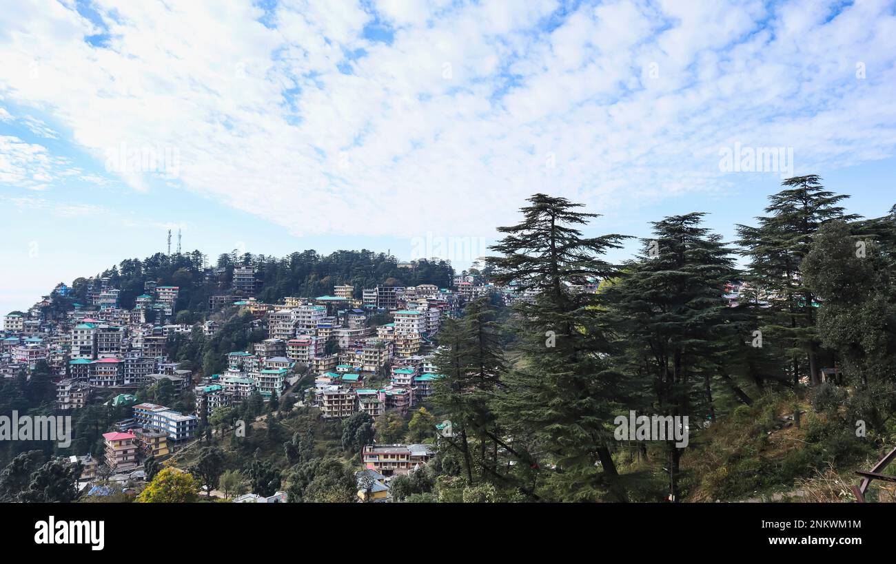 Veduta di Mcleod Ganj da Bagshunag, Dharamshala, Himachal Pradesh, India Foto Stock