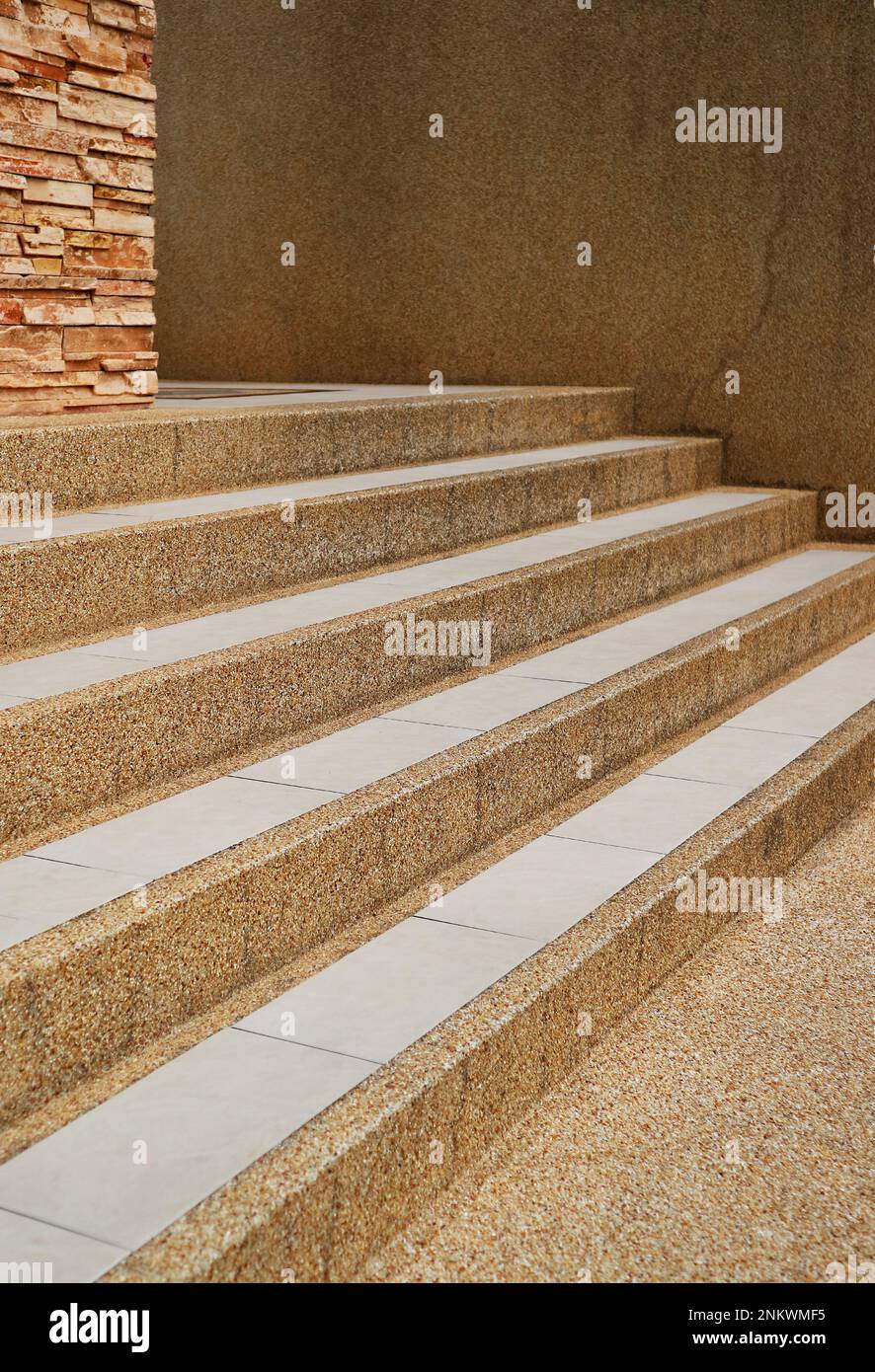Scalinata in pietra che conduce ad un edificio moderno Foto Stock