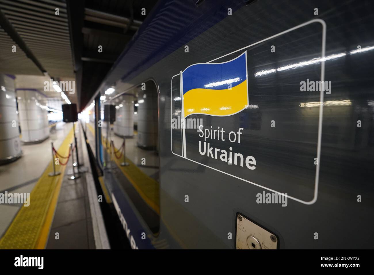 The Spirit of Ukraine è esposto alla Southeastern Railway che chiama un treno City Beam di Classe 707 a 'Spirit of Ukraine', alla Cannon Street Station di Londra, per celebrare il primo anniversario dell'invasione russa dell'Ucraina. Data immagine: Venerdì 24 febbraio 2023. Foto Stock