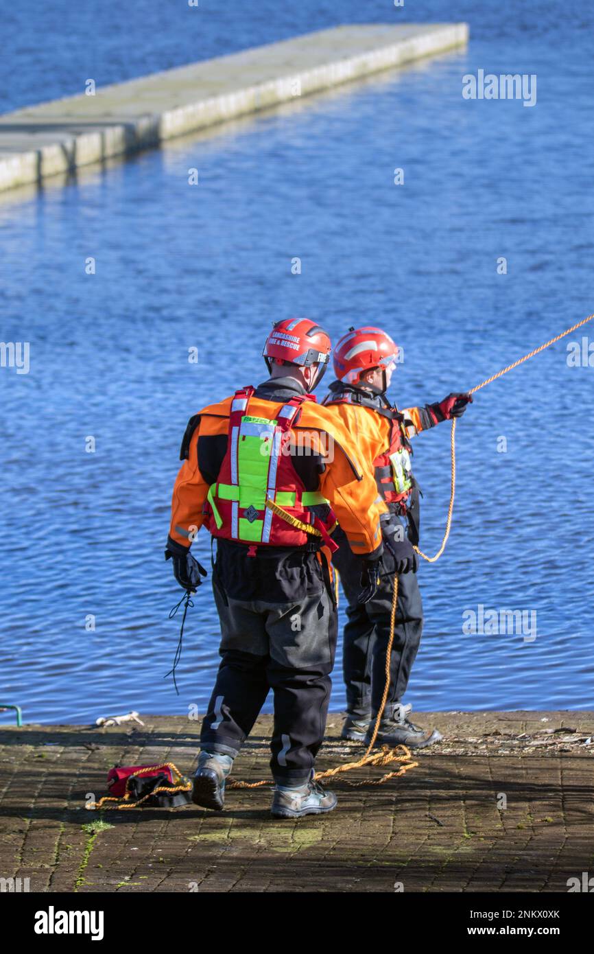 Lancashire Fire and Emergency Rescue Team in una giornata di formazione a Maritime Way, Preston Docks. Uso di una SCALA di salvataggio estendibile PER INCENDIO AS Fire & Safety 13,5 che sale sull'ascensore situato presso Preston Docks, Riversway, Regno Unito Foto Stock